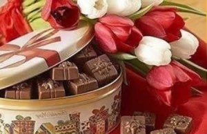 Коробки конфет и цветы для сотрудниц на 8 марта