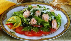 Салат из зелени и рыбы