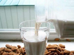 Чем полезно миндальное молоко?