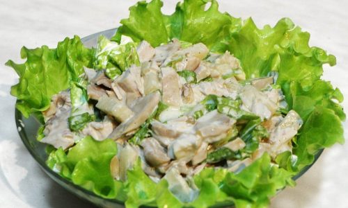 Салат с огурцами и грибами